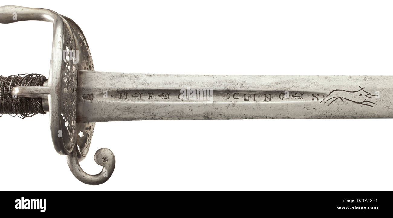 Une campagne franco-allemande épée, 3ème trimestre du 17ème siècle, on appelle un "épée wallone' ou 'forte-épée de cavalerie'. Tout droit, arme à double lame, avec broyage creux sur les deux côtés du tiers inférieur, chacun portant l'inscription 'ME FECIT SOLINGEN', au-dessus duquel un loup marque, ci-dessous un pseudo 'Amsterdam' marque frappée sur l'avers et une couronne/'P' sur l'inverse. Fusée fer-bow les couilles avec garde, y compris les anneaux asymétriques tantôt remplacé, plaques de protection ajouré. Poignée à fils gainés avec têtes de Turc (la liquidation a travaillé légèrement desserrées). Additional-Rights Clearance-Info-L,-Not-Available Banque D'Images