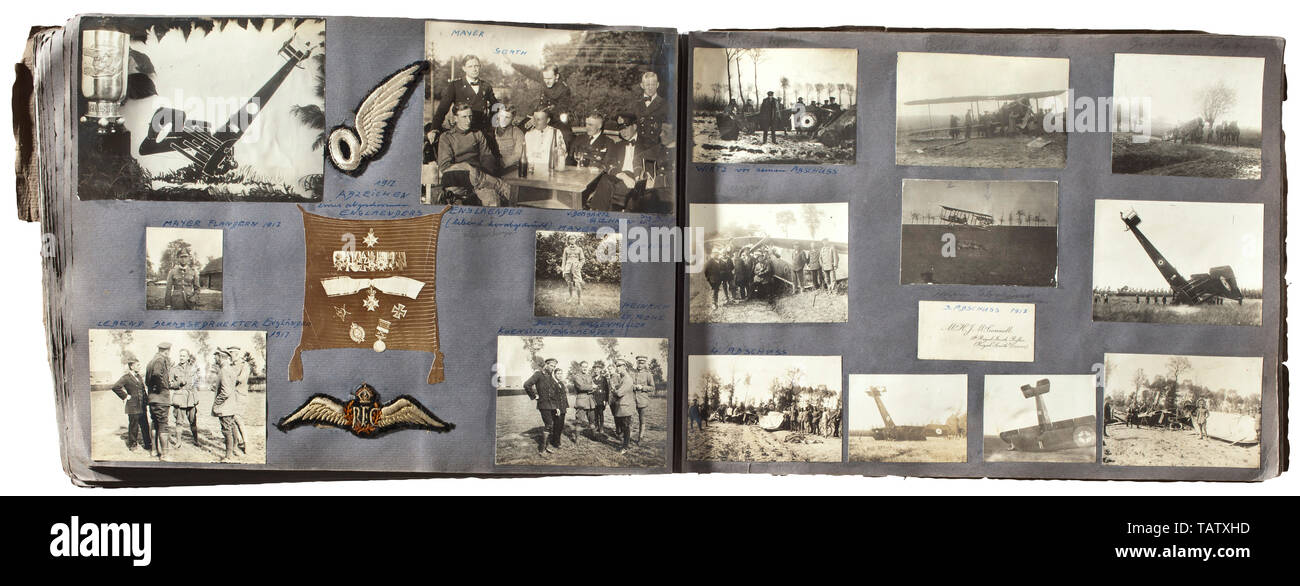 Deux albums photos appartenant à la marine et 'pilote' Freikorps fighter Franz Meyer, extrêmement bien étiqueté, au total environ 580 photos en commençant par la formation, l'aviateur naval le déploiement dans la Première Guerre mondiale, essentiellement au front de l'Ouest (Flandre), jusqu'à des pays baltes avec la 1. Garde-Reserve-Division en 1919. Toute une série de photographies avec de nombreux types d'avion, certaines avec des numéros d'identification, des armoiries (Malings) et de la peinture de camouflage, de nombreuses photos d'équipement technique comme les mitrailleuses, les cockpits, les débarquements de collision. De nombreux portraits , Editorial-Use-seulement Banque D'Images