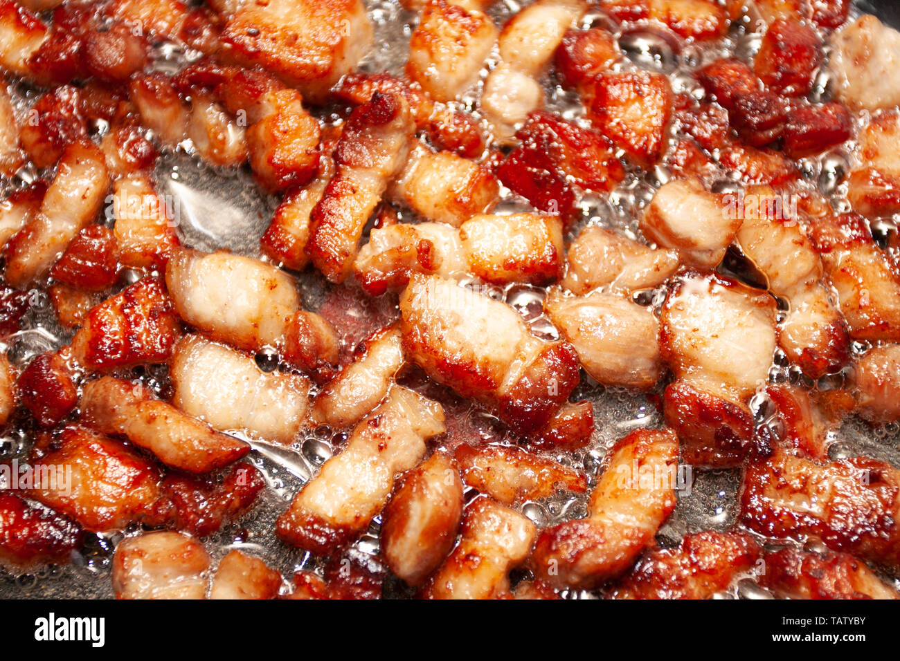 Surface couverte avec le cube fried bacon comme une toile alimentaire composition Banque D'Images