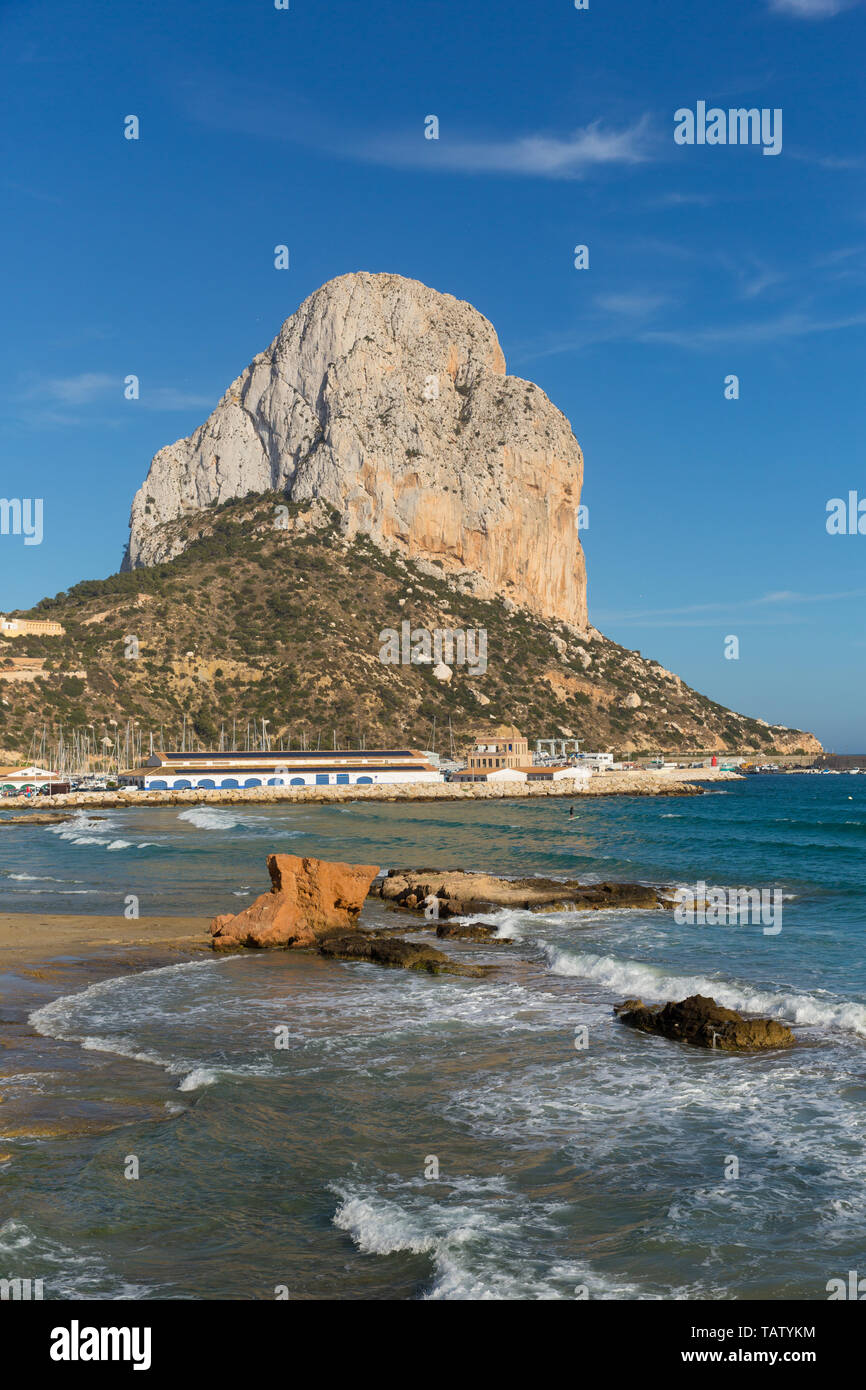 Le CALP Espagne vue rocher Penon de Ilfach en mode portrait avec ciel bleu et les vagues Banque D'Images