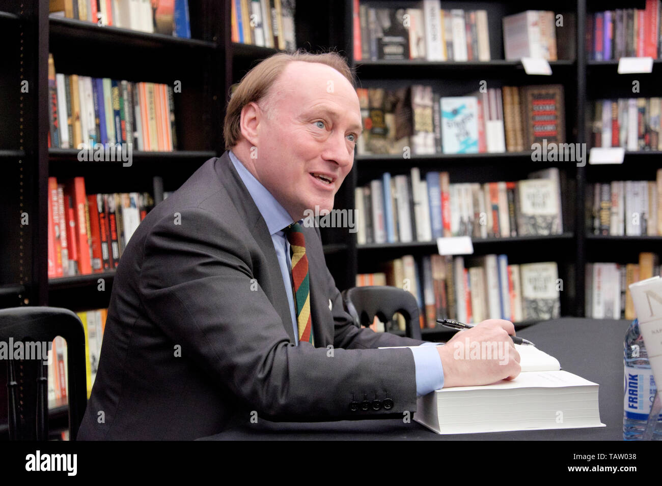 Historien et biographe Andrew Roberts signature livres à la Cheltenham Literature Festival, le 12 octobre 2014 Banque D'Images
