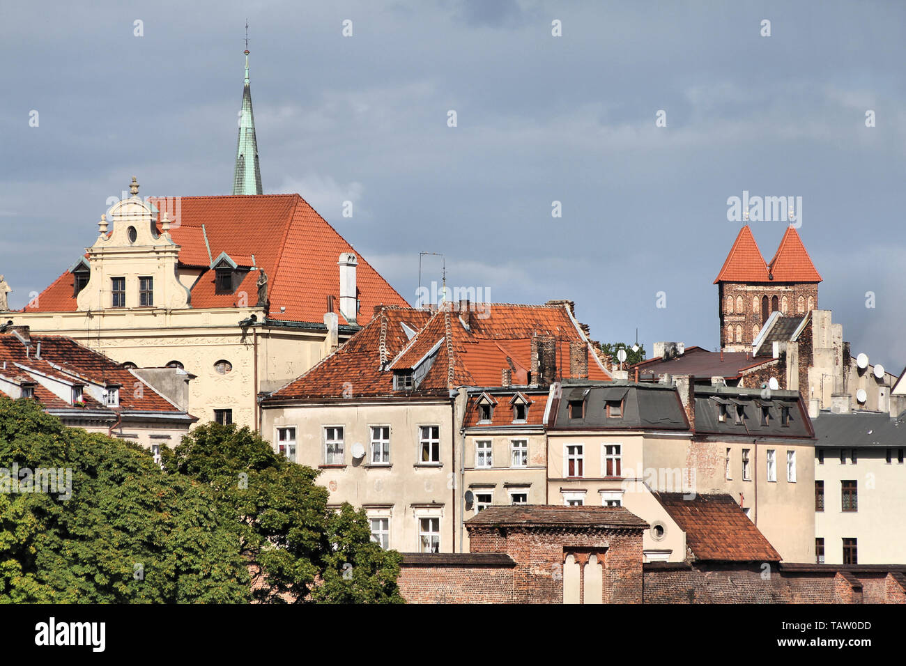 Pologne - Torun, ville divisée par la rivière Vistule entre occidentale et Kuyavia régions. Vieille ville skyline - vue aérienne de l'hôtel de ville tour. La cité médiévale Banque D'Images