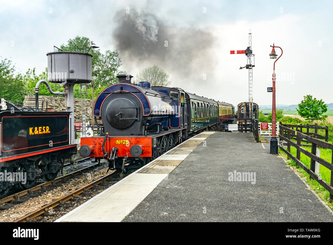 Réservoir du moteur n°25 la gare de Sandhurst approches sur le Kent & East Sussex Railway à Rye East Sussex England UK avec train à vapeur Banque D'Images