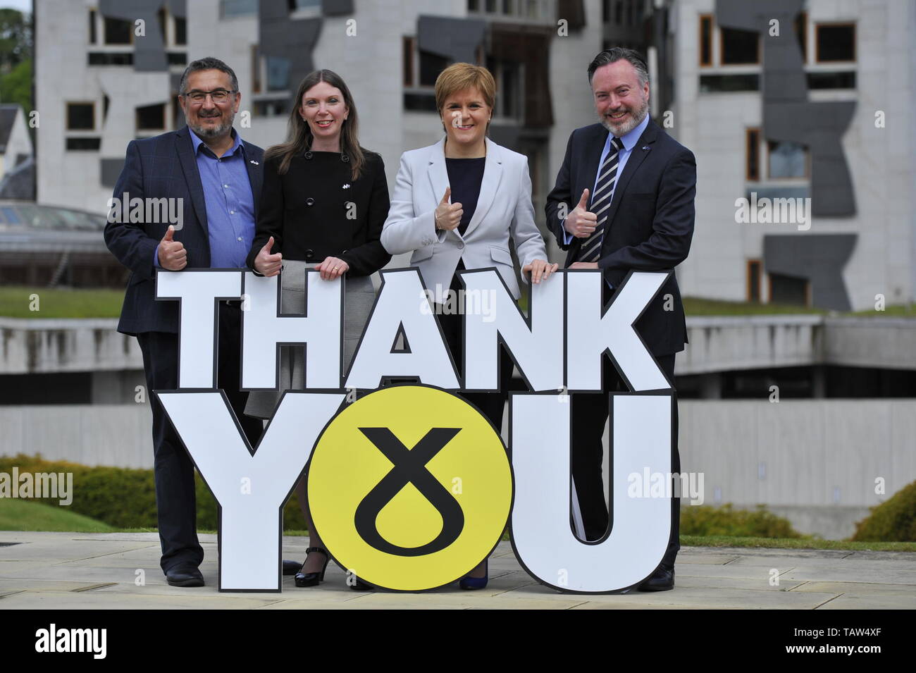 Edinburgh, Royaume-Uni. 28 mai, 2019. Sur la photo : (de gauche à droite) : Christian Allard ; Aileen McLEod, Nicola Sturgeon ; Alyn Smith. Leader du SNP Nicola Sturgeon se félicite les trois députés européens nouvellement élus SNP - Alyn Smith, Christian Allard et Aileen McLeod - à la suite de la partie, victoire éclatante à l'élection du Parlement européen. Mme Sturgeon a déclaré : "l'Écosse a dit non à Brexit en 2016. Ce résultat catégorique indique clairement, nous l'a changé. "Ces trois députés SNP de première classe travaillera sans relâche pour que l'Ecosse en Europe, stop Brexit et faire entendre la voix de l'Ecosse à chaque tour. Crédit : Colin Fisher/Alamy Live News Banque D'Images