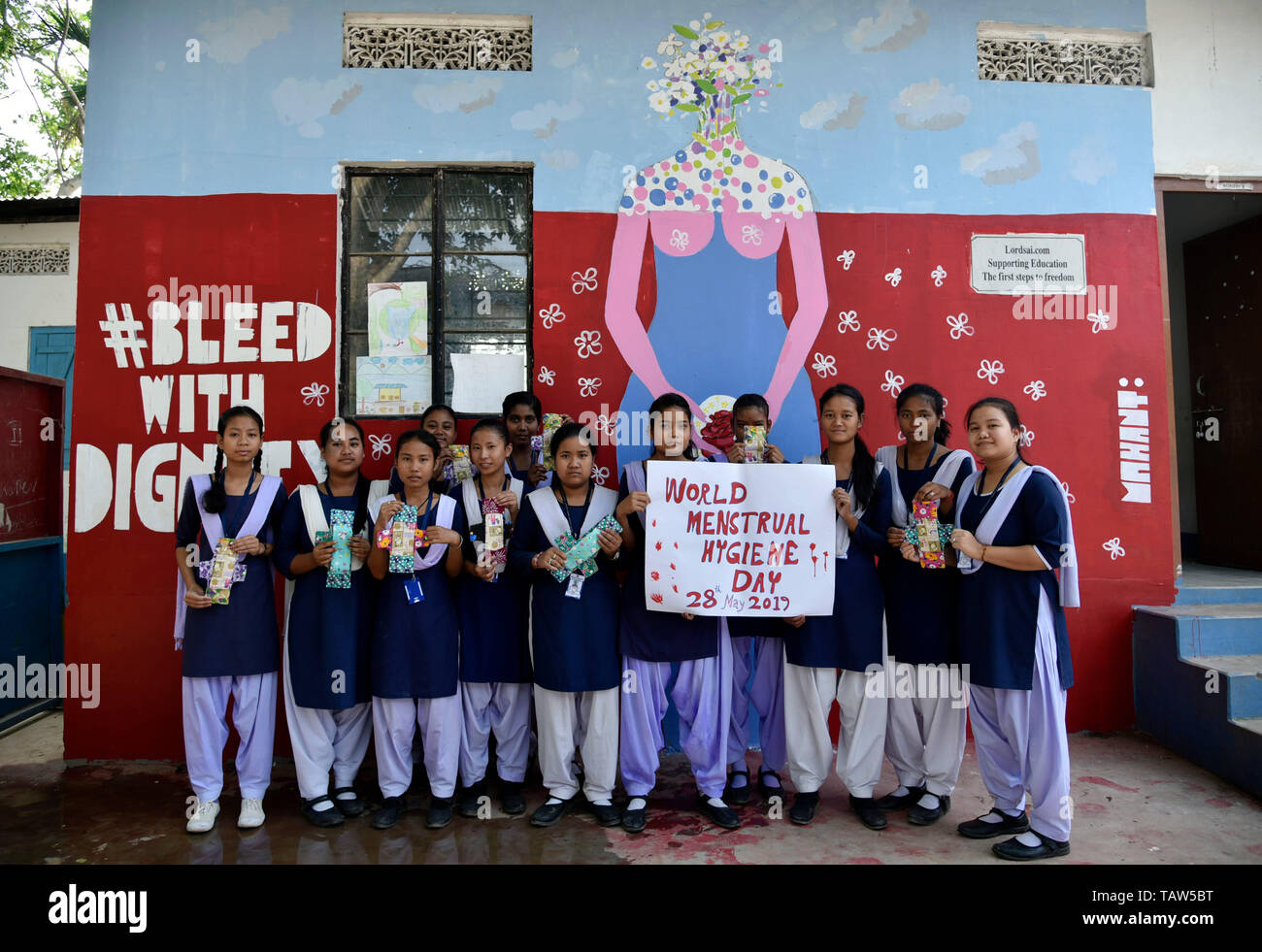 Guwahati, Inde. 28 mai, 2019. Les étudiants de Parijat Academy holding pad menstruel en tissu réutilisables qui faites par les élèves de l'Académie l'hygiène menstruelle Parijat comme jour d'observation est aujourd'hui, à Guwahati, Assam, le 28 mai 2019. Parijat Academy est une école pour les enfants défavorisés. Il s'agit d'un non religieux et non l'école rentable offrant une formation gratuite. Crédit : David Talukdar/Alamy Live News Banque D'Images