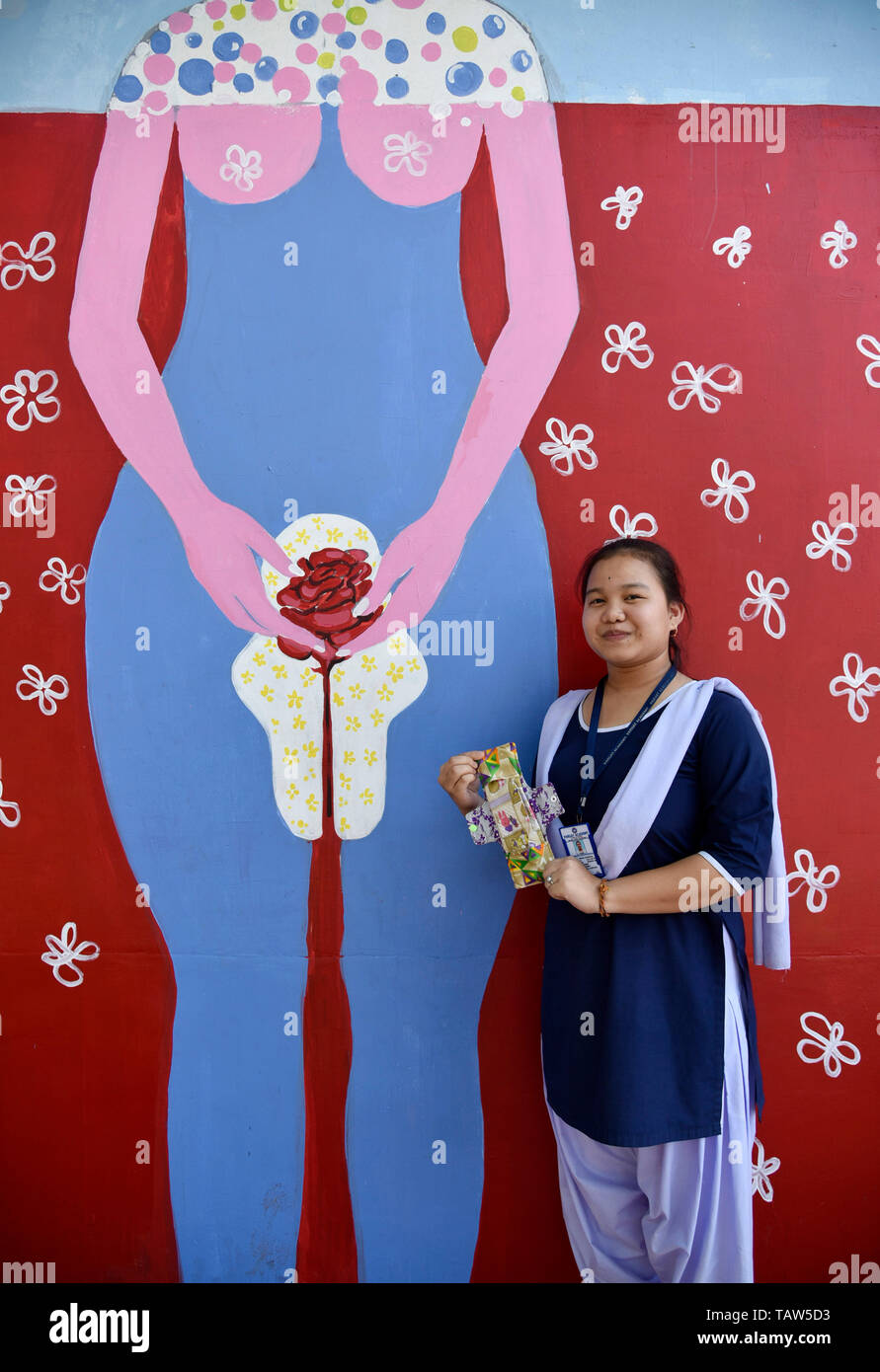 Guwahati, Inde. 28 mai, 2019. Un étudiant de Parijat Academy tenant un tampon menstruel en tissu réutilisables qui faites par les élèves de l'Académie l'hygiène menstruelle Parijat comme jour d'observation est aujourd'hui, à Guwahati, Assam, le 28 mai 2019. Parijat Academy est une école pour les enfants défavorisés. Il s'agit d'un non religieux et non l'école rentable offrant une formation gratuite. Crédit : David Talukdar/Alamy Live News Banque D'Images