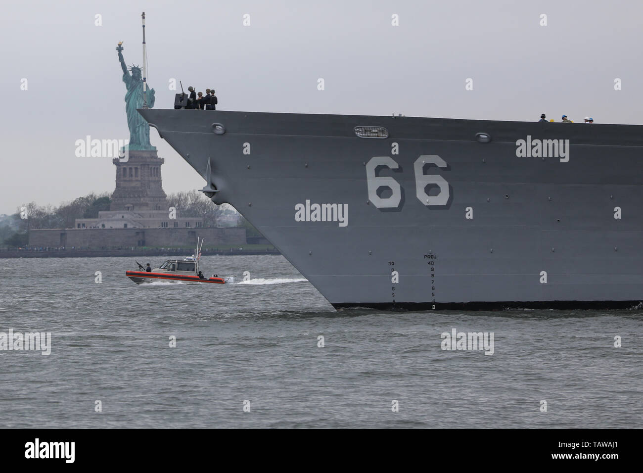 New York, New York, USA. 28 mai, 2019. La classe Ticonderoga croiseur lance-missiles USS Hue (CG 66) est perçue après avoir quitté l'Brooklyn Cruise Terminal mardi, 28 ans, il a assisté à la Fleet Week à New York. Crédit : William Volcov/ZUMA/Alamy Fil Live News Banque D'Images