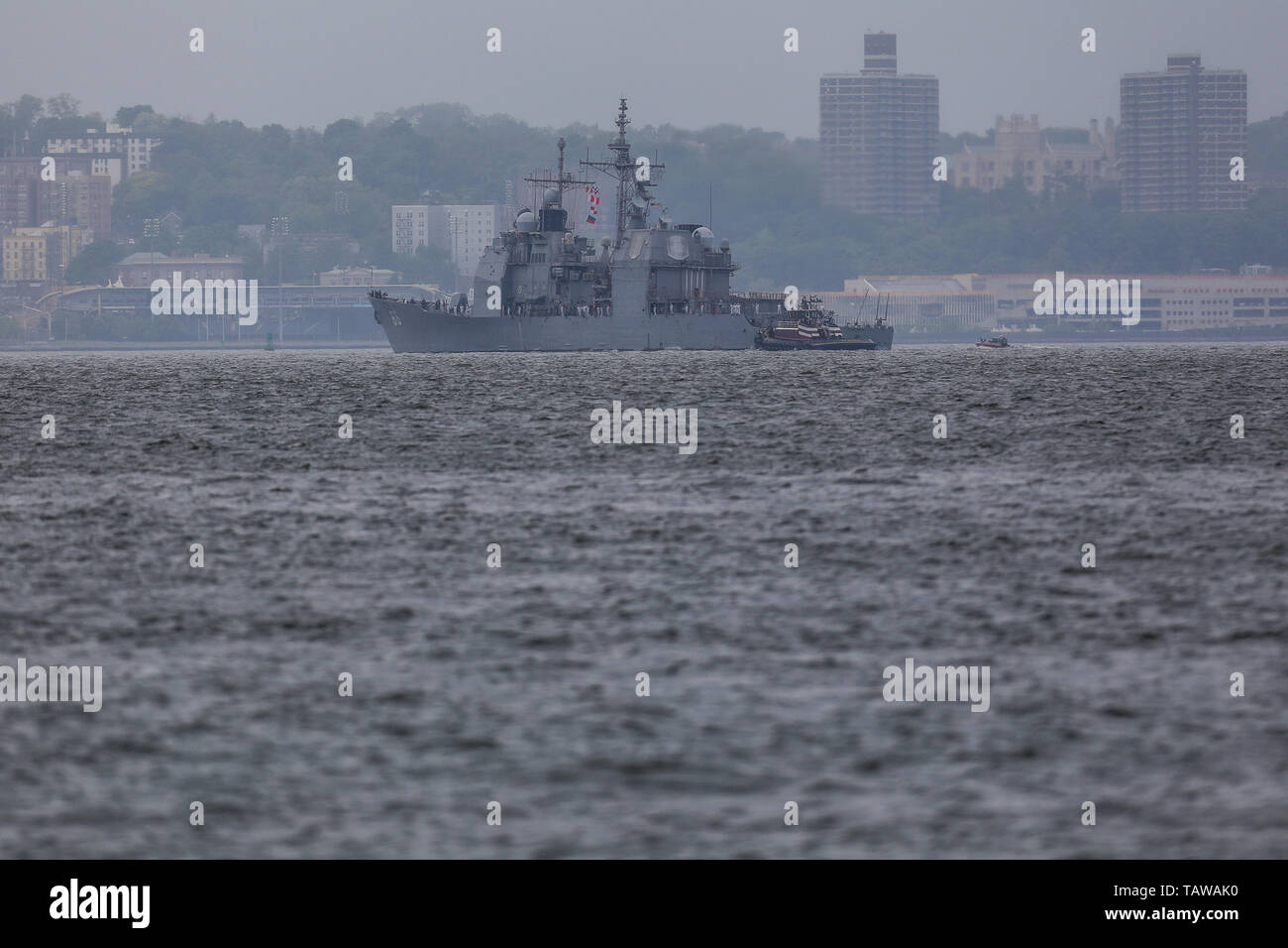 New York, New York, USA. 28 mai, 2019. La classe Ticonderoga croiseur lance-missiles USS Hue (CG 66) est perçue après avoir quitté l'Brooklyn Cruise Terminal mardi, 28 ans, il a assisté à la Fleet Week à New York. Crédit : William Volcov/ZUMA/Alamy Fil Live News Banque D'Images