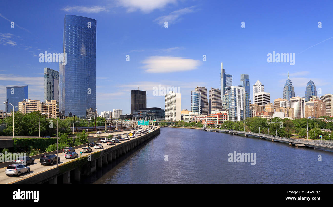 Philadelphia skyline avec la rivière Schuylkill et de la route sur l'avant-plan, les USA. Vue panoramique. Banque D'Images