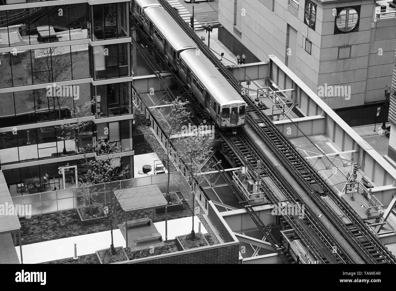 L Chicago sur son train train voie surélevée au centre-ville, dans la boucle, Chicago, Illinois Banque D'Images