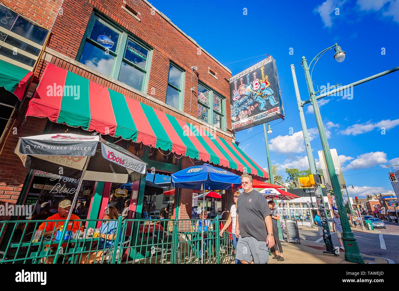 Les touristes se rassemblent à Rum Boogie Café sur Beale Street, le 12 septembre 2015, à Memphis, Tennessee. Beale street a débuté en tant qu'Afro-Américain commerc Banque D'Images