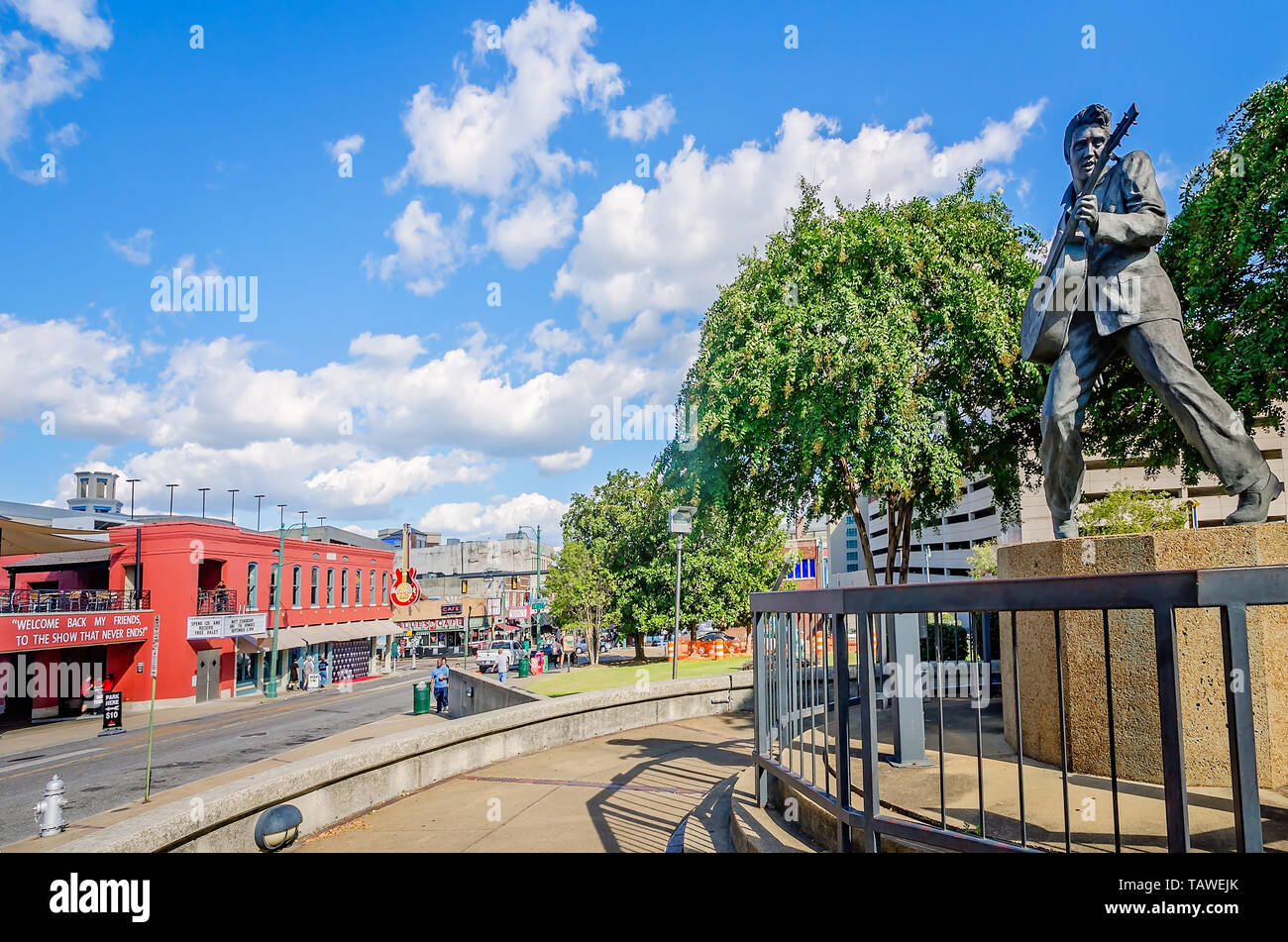 Une statue de bronze de musicien Elvis Presley Elvis Presley ancres Plaza sur Beale Street, le 12 septembre 2015, à Memphis, Tennessee. Banque D'Images