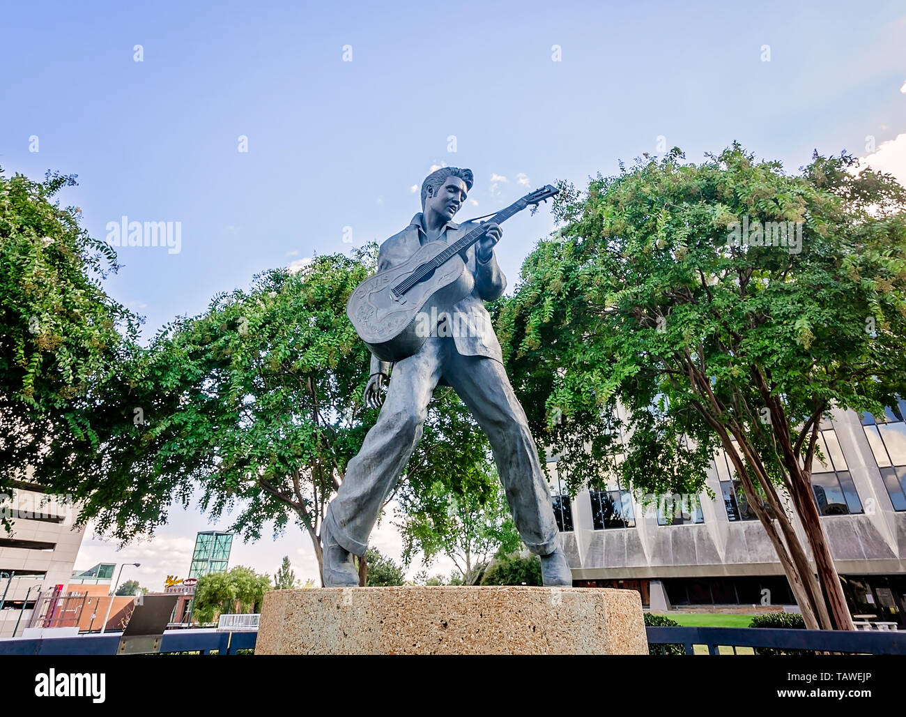 Une statue de bronze de musicien Elvis Presley Elvis Presley ancres Plaza sur Beale Street, le 12 septembre 2015, à Memphis, Tennessee. Banque D'Images