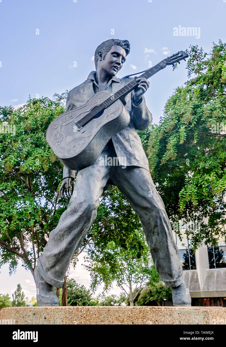 Une statue de bronze de musicien Elvis Presley Elvis Presley ancres Plaza sur Beale Street, le 12 septembre 2015, à Memphis, Tennessee. Banque D'Images