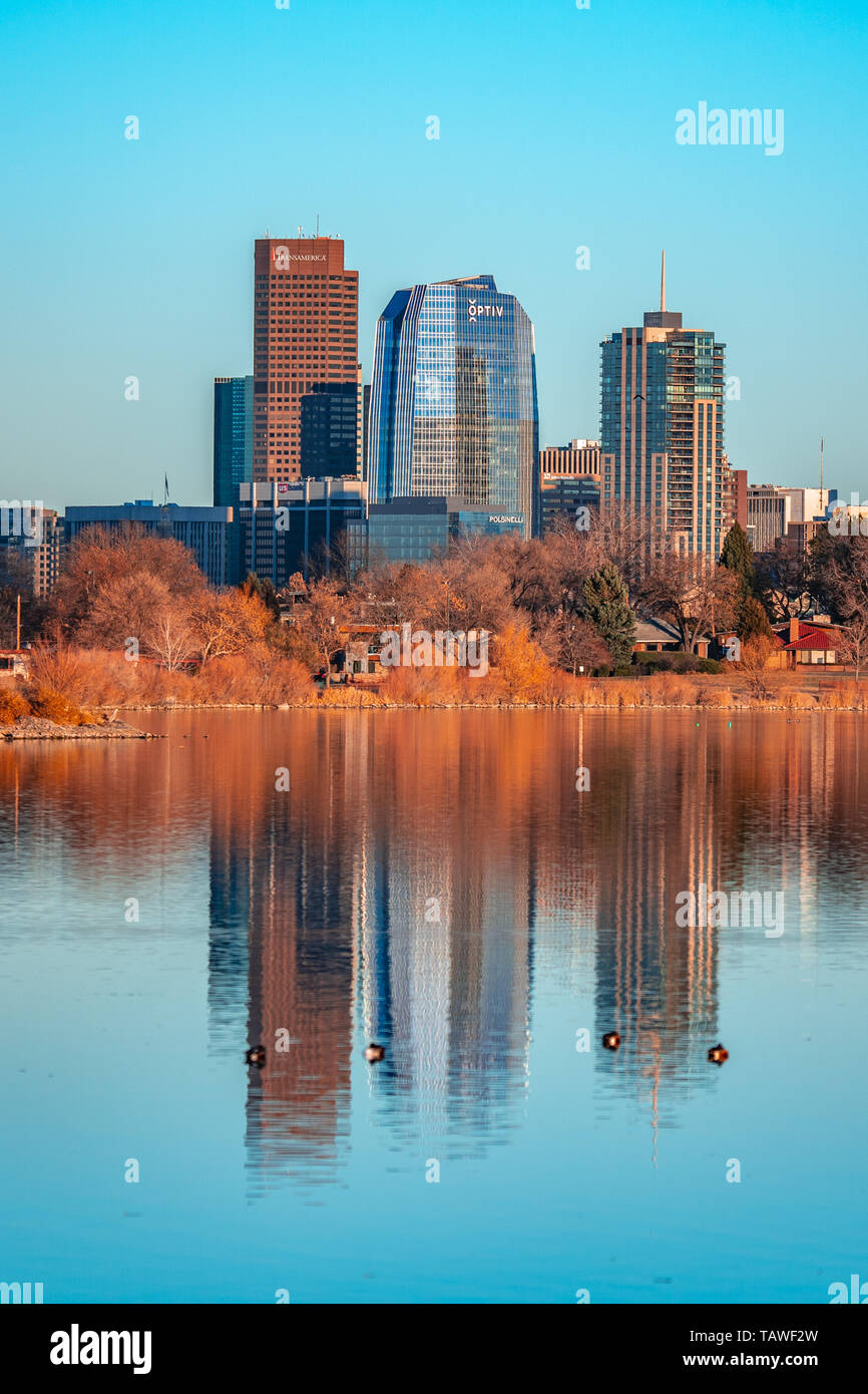 L'horizon de Denver réflexion sur Sloan Lake Banque D'Images