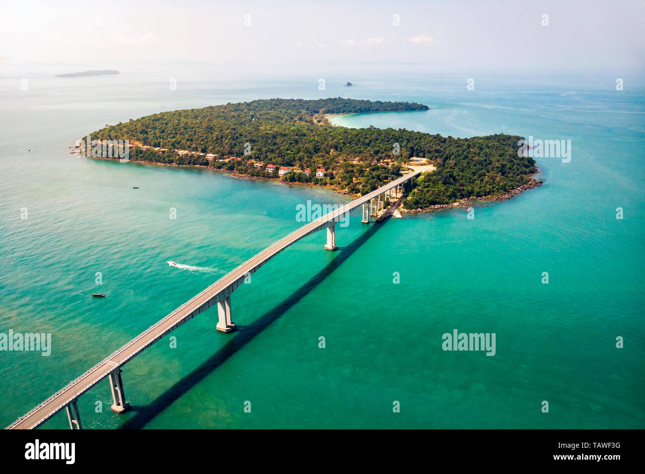 Longue route et passerelle TECHO MORAKAT à Snake Island KOH PUOS. Sihanoukville. Le Cambodge. Vue de dessus Vue aérienne. Banque D'Images