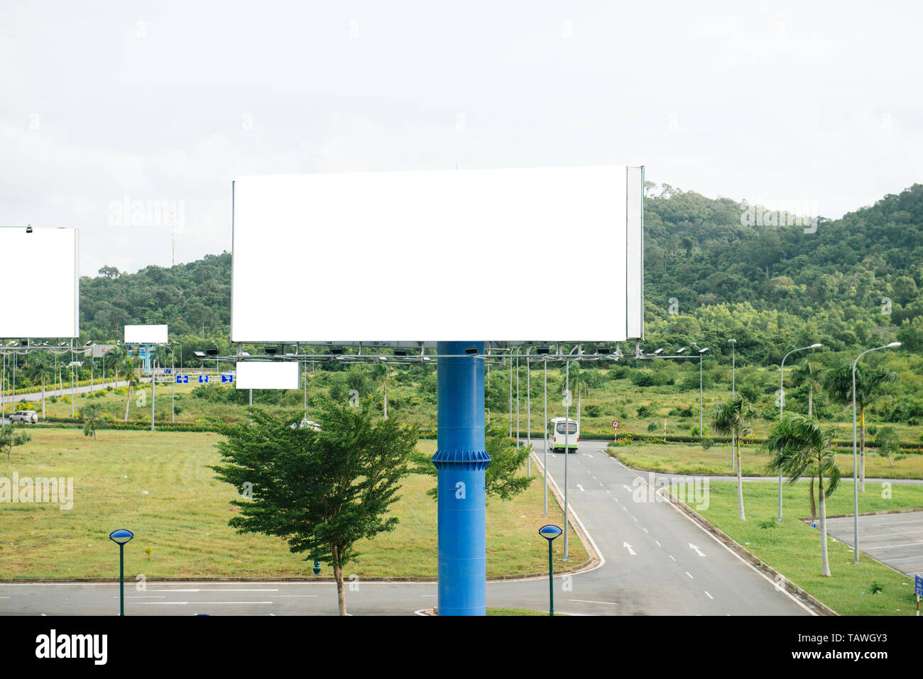 Affichage portrait en blanc pour poster de la publicité de plein air au coucher du soleil Ciel bleu. Banque D'Images