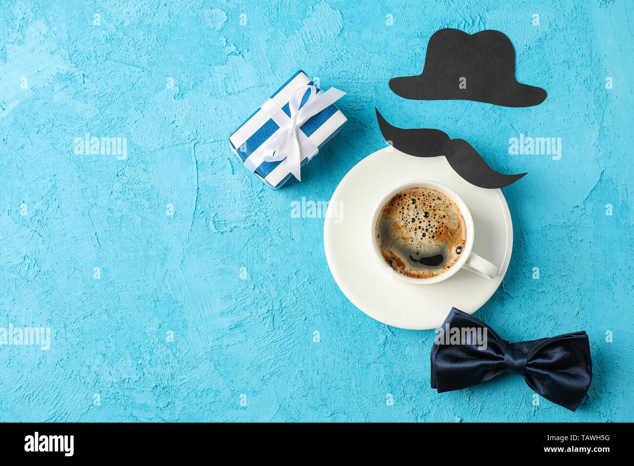 Tasse de café, noeud papillon, boîte-cadeau décoratif, moustache et chapeau  sur fond bleu, l'espace pour le texte et Vue de dessus Photo Stock - Alamy