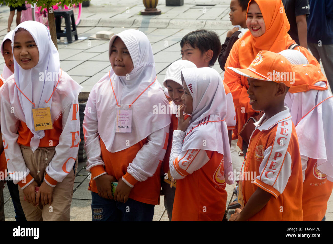 Groupe d'écoliers musulmans sur une sortie en place Fatahillah,Jakarta Indonésie Banque D'Images