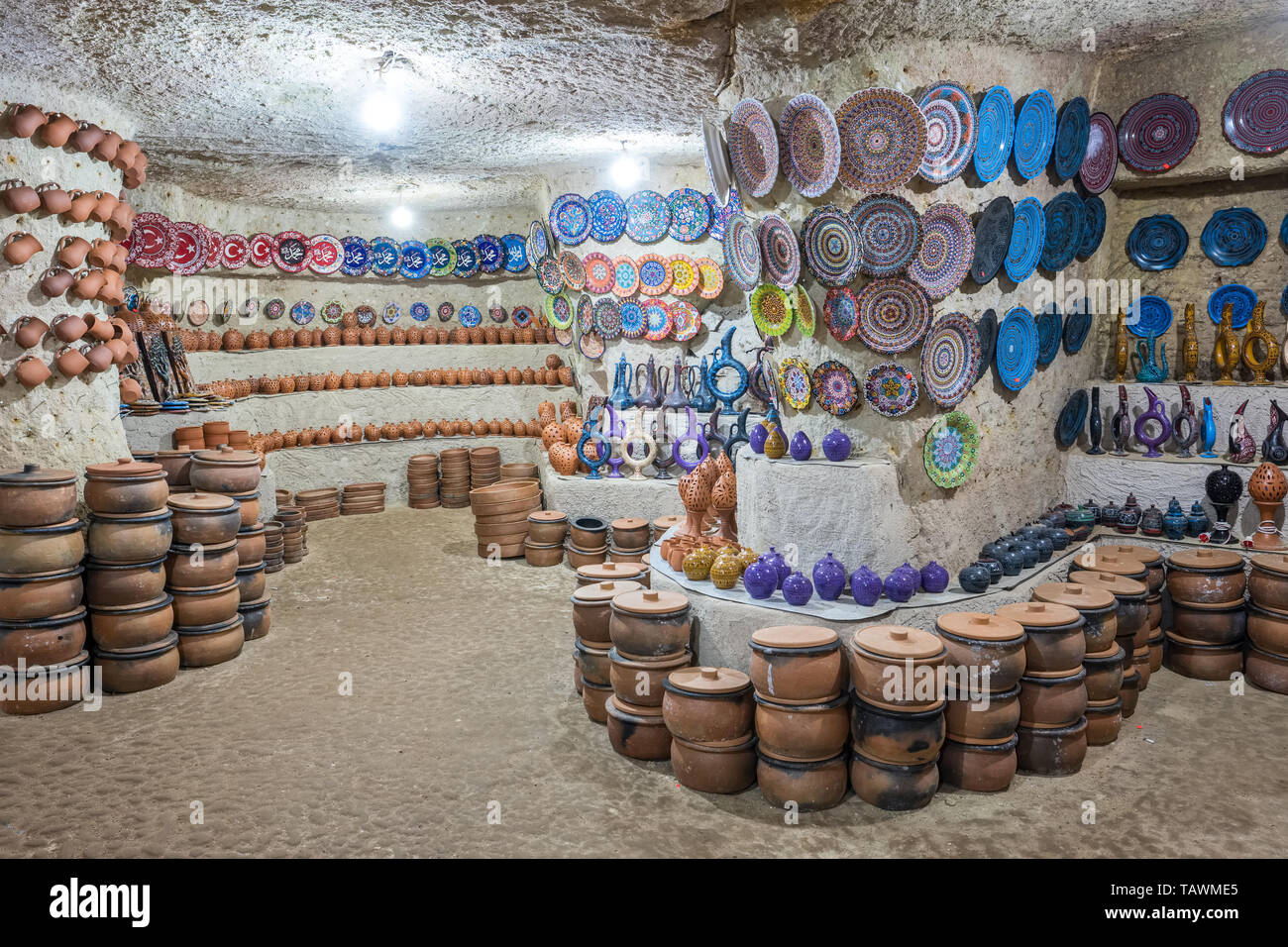 Pots en céramique traditionnel turc et de bocaux en céramique souterrain situé à Avanos, en Cappadoce Banque D'Images