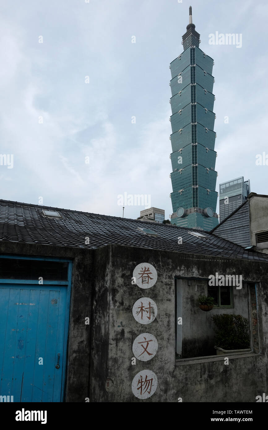 Vue sur Taipei 101, skycrapper à travers quatre Quatre, sud du village ou Forty-Four Village du Sud qui était auparavant une zone résidentielle de Taipei pour le personnel militaire de la 44e Arsenal de la commande logistique combinée et leurs personnes à charge. Aujourd'hui, il a été partiellement rénové et est le foyer de la culture et, à l'occasion des marchés artisanaux. Xinyi District, Taipei, Taiwan. Banque D'Images