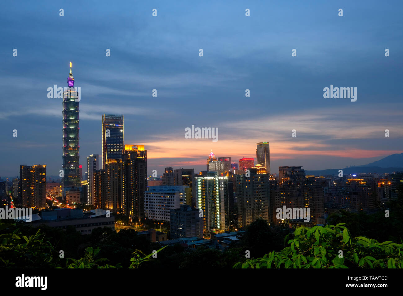 Vue sur les gratte-ciel de Taipei City au crépuscule depuis Elephant or Montagne Xiangshan (également appelé sentier de randonnée du quartier de Nangang) Dans le district de Xinyi Taipei Taiwan Banque D'Images