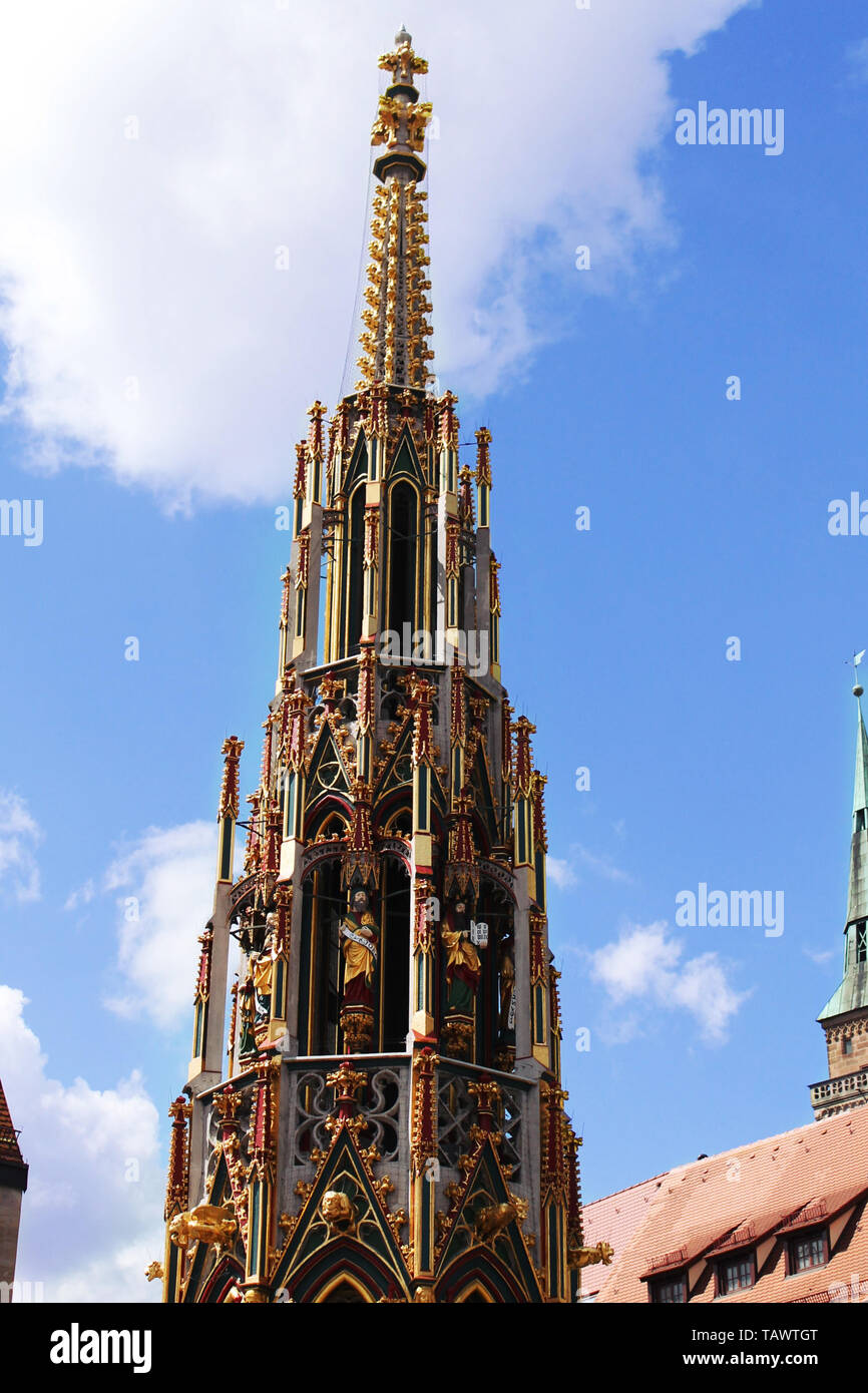 Belle fontaine avec des statues dans le centre de Nuremberg, Bavière, Allemagne. L'une des principales attractions de la ville, à voir ! Banque D'Images