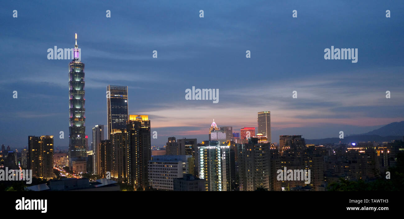 Vue sur les gratte-ciel de Taipei City au crépuscule depuis Elephant or Montagne Xiangshan (également appelé sentier de randonnée du quartier de Nangang) Dans le district de Xinyi Taipei Taiwan Banque D'Images