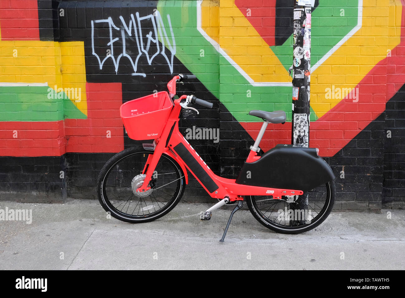 Location de vélo électrique apporte Uber service à Londres Banque D'Images