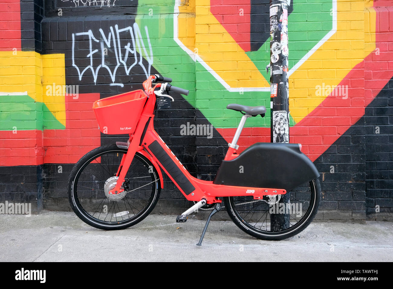 Location de vélo électrique apporte Uber service à Londres Banque D'Images