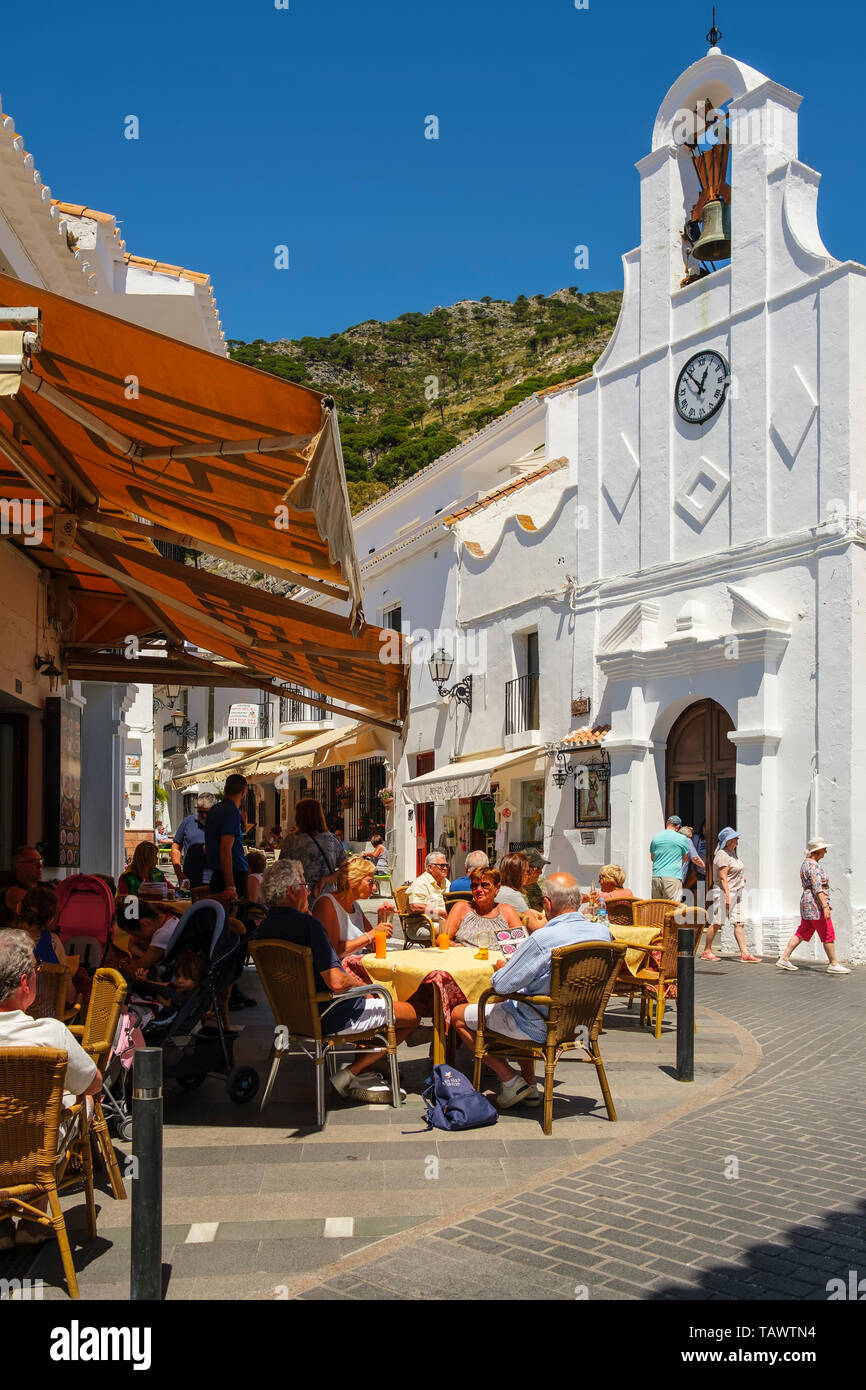 Terrasse du bar et église de San Sebastian, Mijas Pueblo. La province de Malaga, Costa del Sol. Andalousie, Espagne Europe Banque D'Images