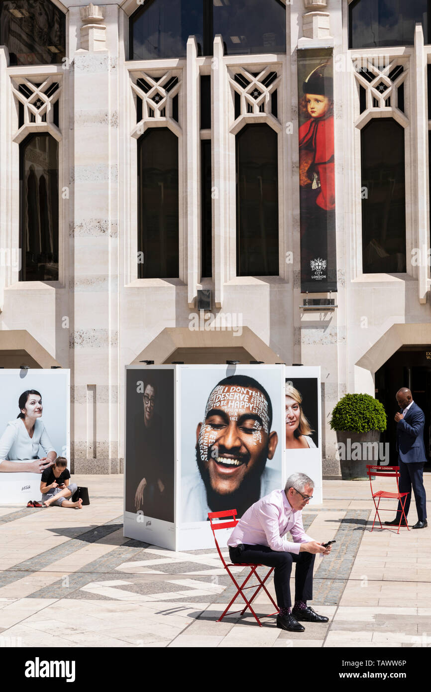 Parlons de l'exposition de photographies de campagne installé à la Guildhall Yard à Londres pendant la Semaine de sensibilisation à la santé mentale. Banque D'Images