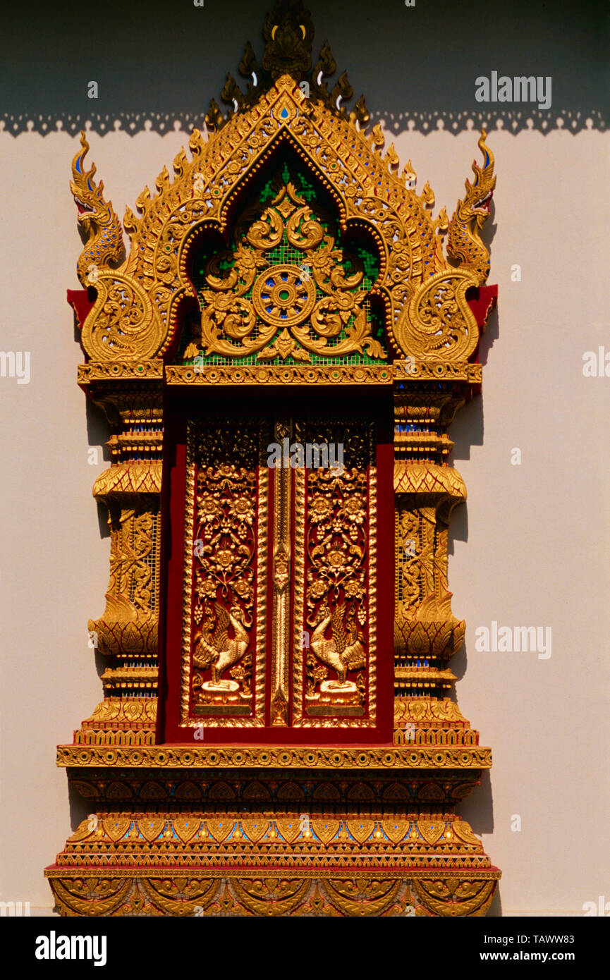 Fenêtre dorée,Wat Phra That Hariphunchai,que,Lamphun Thaïlande Banque D'Images