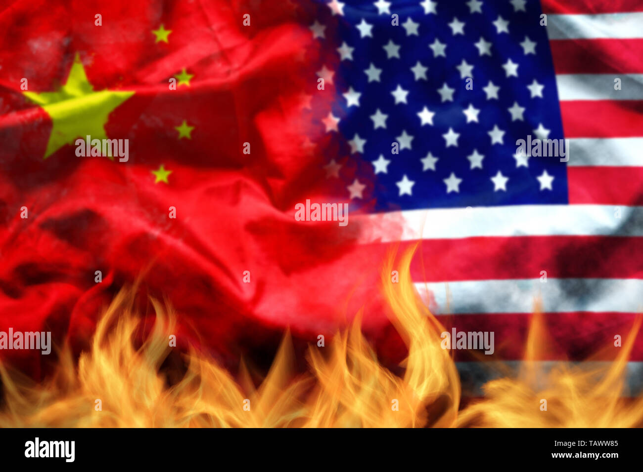 En agitant le drapeau USA et de la Chine avec le feu sur le premier plan. De graves tensions commerciales ou guerre commerciale entre les États-Unis et la Chine, concept financier Banque D'Images
