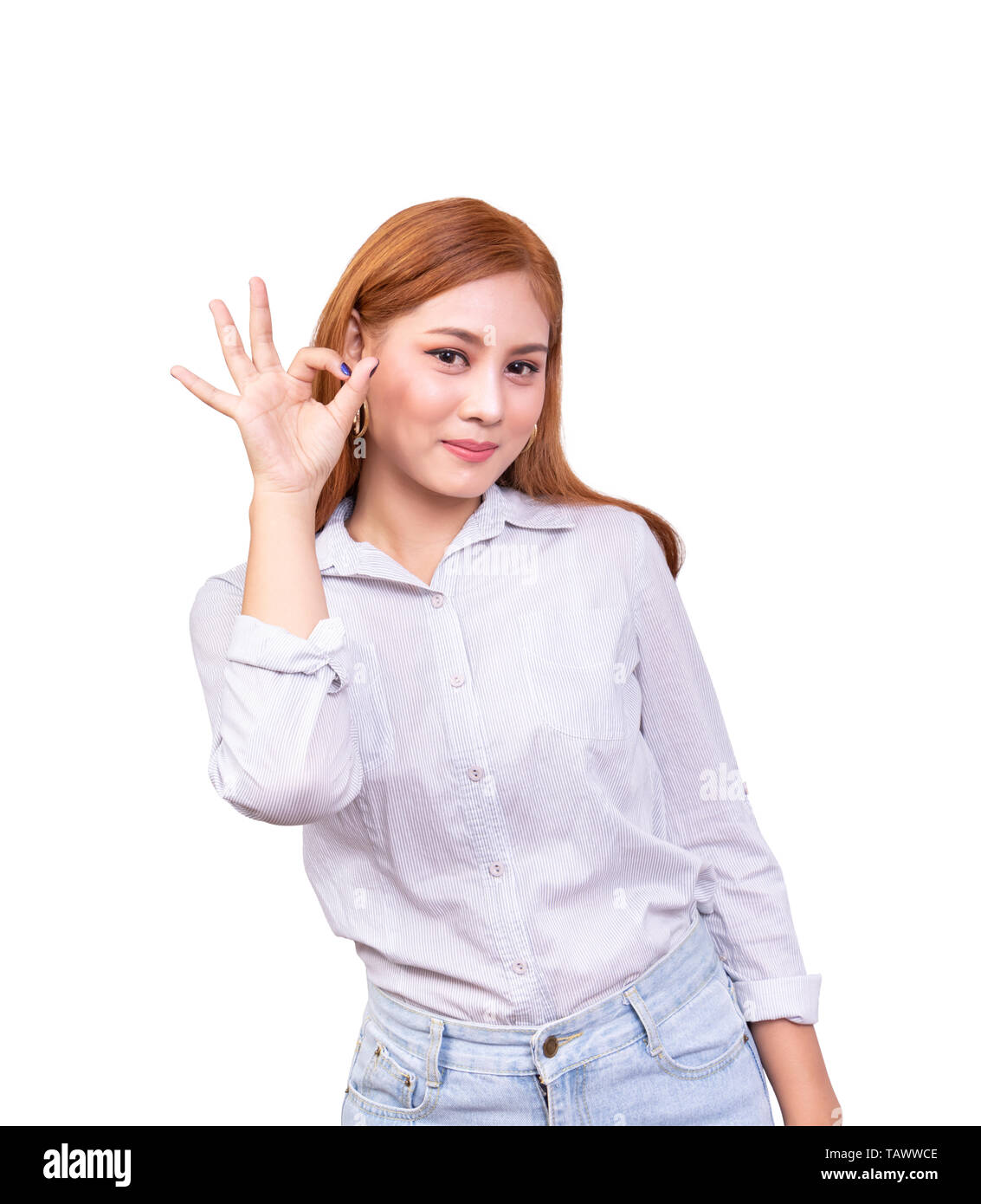 Cheerful woman regardant la caméra avec l'expression heureuse. montrant OK sign, le langage du corps pour de bon l'émotion. isolé sur fond blanc avec c Banque D'Images