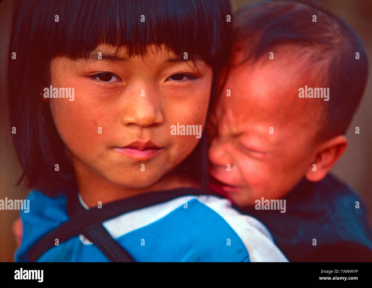Fille Hmong et son petit frère,Thaïlande,Golden Triangle Banque D'Images