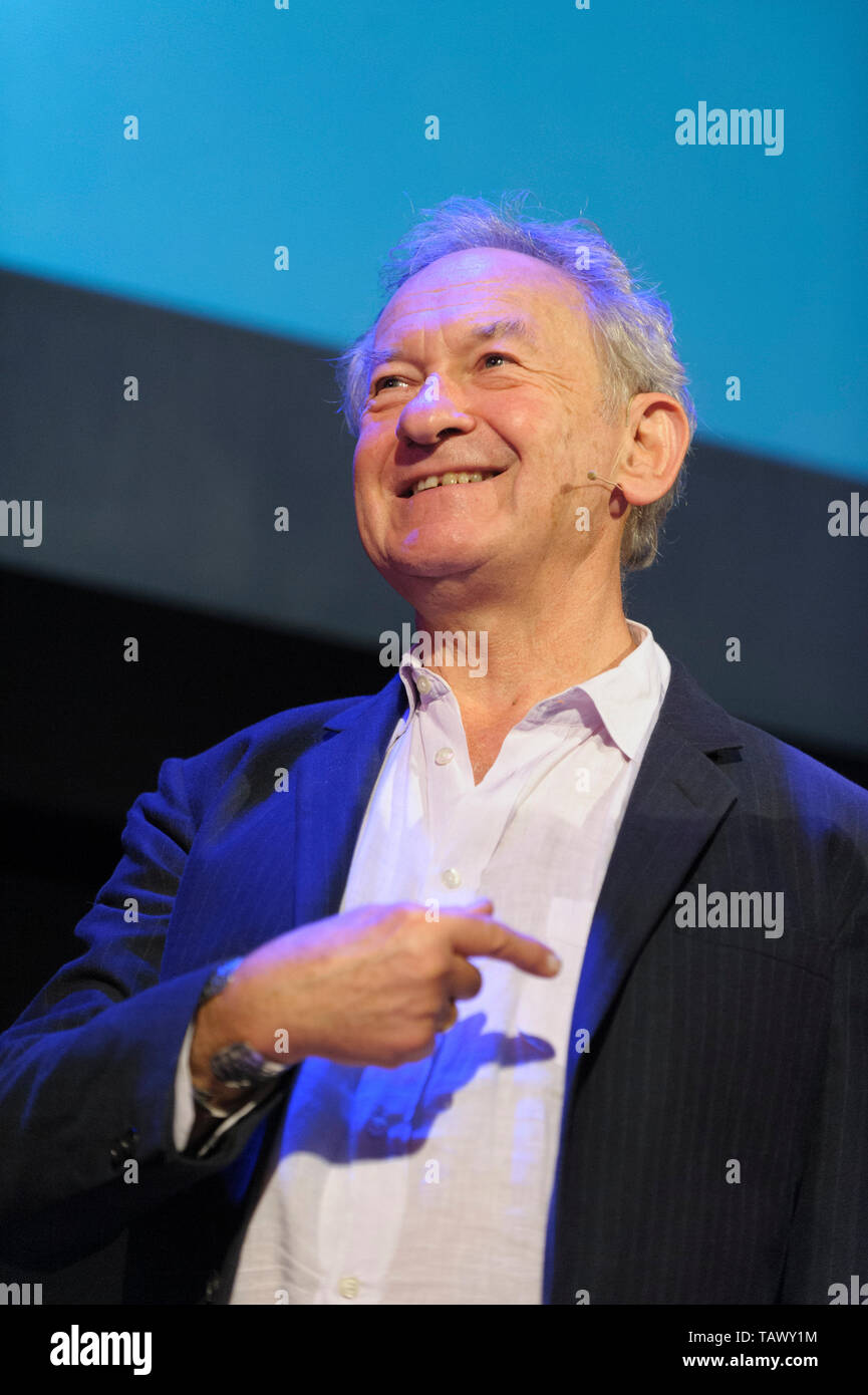 L'historien Simon Schama, professeur à l'Cheltenham Literature Festival, le 9 octobre 2014. Banque D'Images