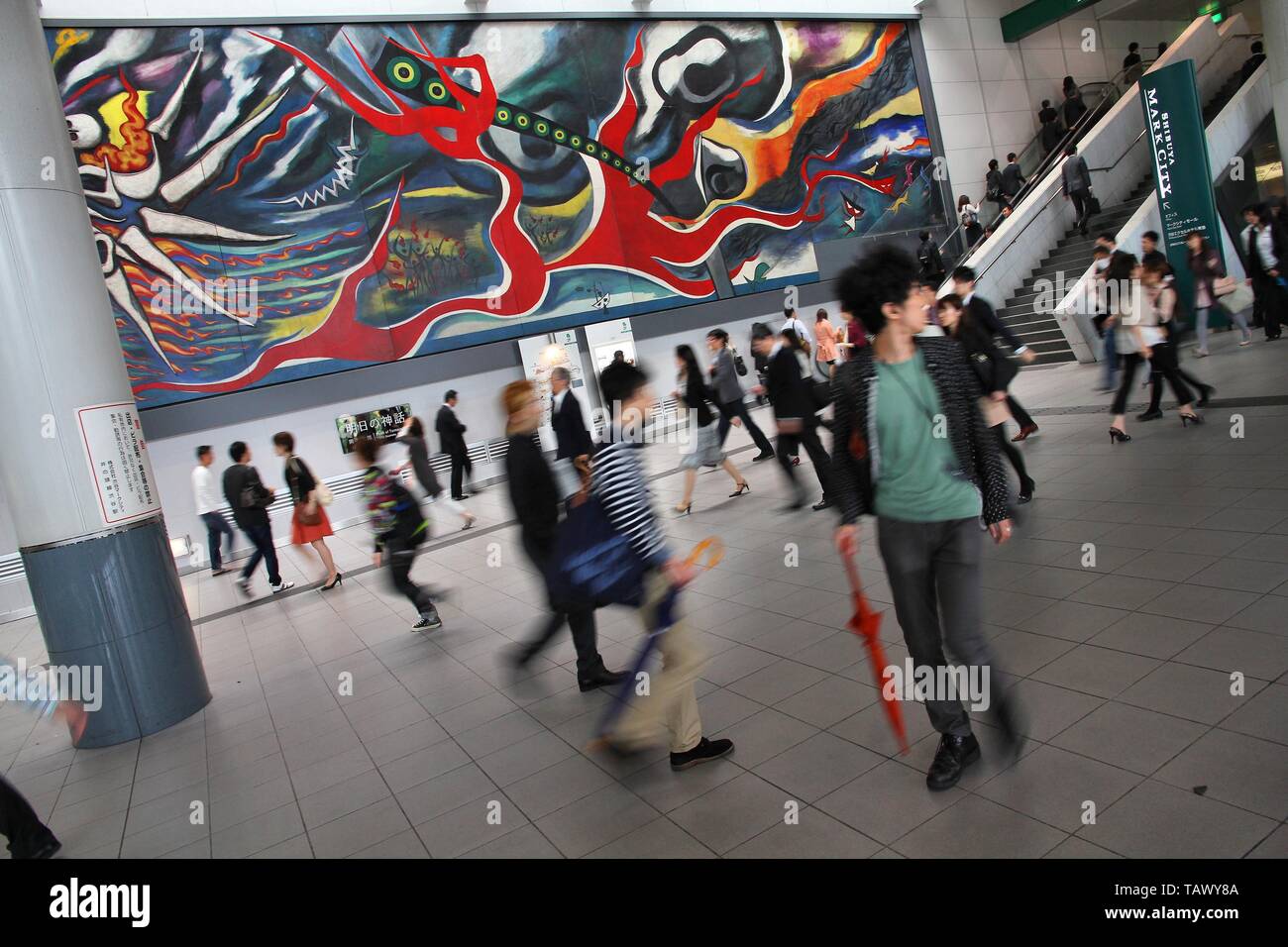 TOKYO, JAPON - 9 mai 2012 : la foule pressée à la station Shibuya de Tokyo au Japon. Avec 2,4 millions de passagers sur un jour de semaine, c'est le 4ème poste r de banlieue Banque D'Images
