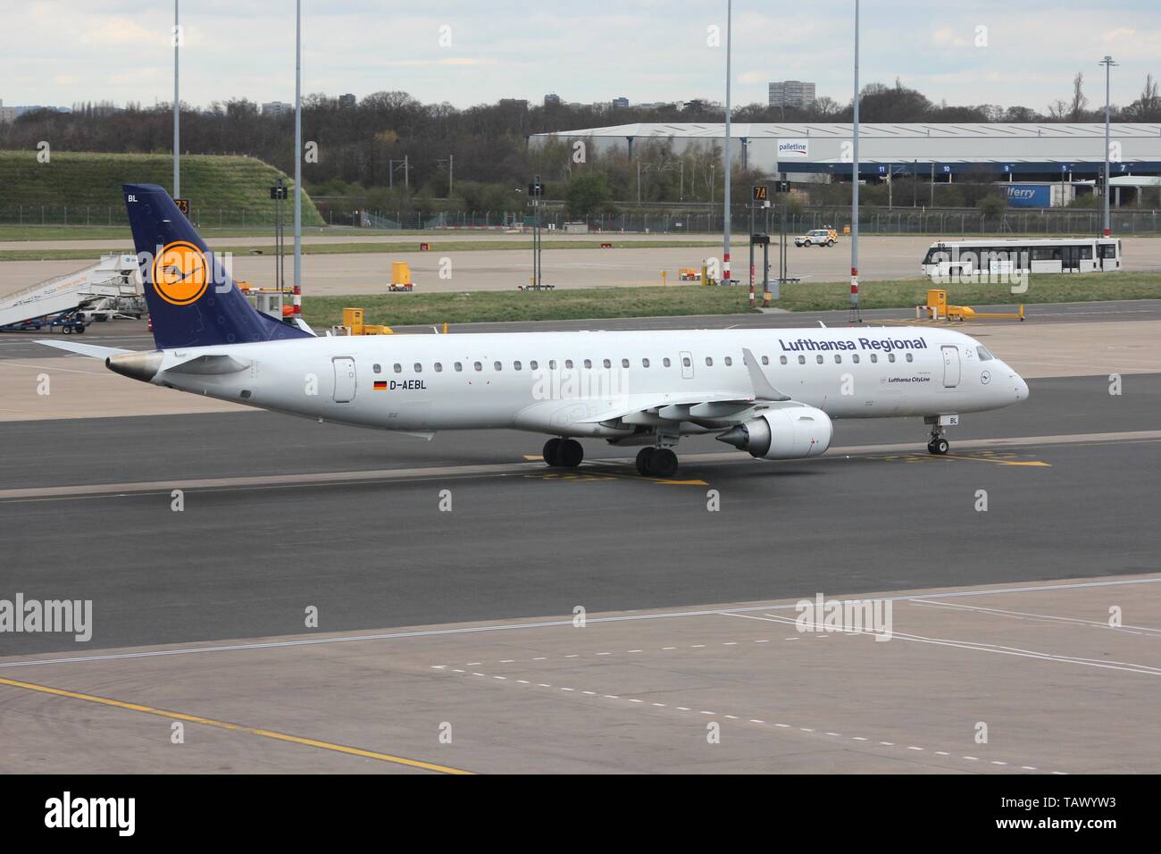 BIRMINGHAM, UK - 24 avril 2013 : taxi pilotes Embraer ERJ-195 de la Lufthansa à l'aéroport de Birmingham, Royaume-Uni. Lufthansa a effectué 103 millions de passagers en 2012. Banque D'Images