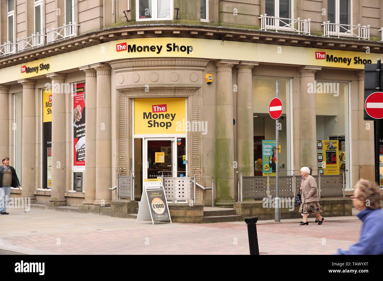 BOLTON, ANGLETERRE - 23 avril 2013 : La boutique de l'argent à Bolton, au Royaume-Uni. Boutique de l'argent fait partie de Dollar Financial Group, fournisseur de services financiers de détail. DFG em Banque D'Images