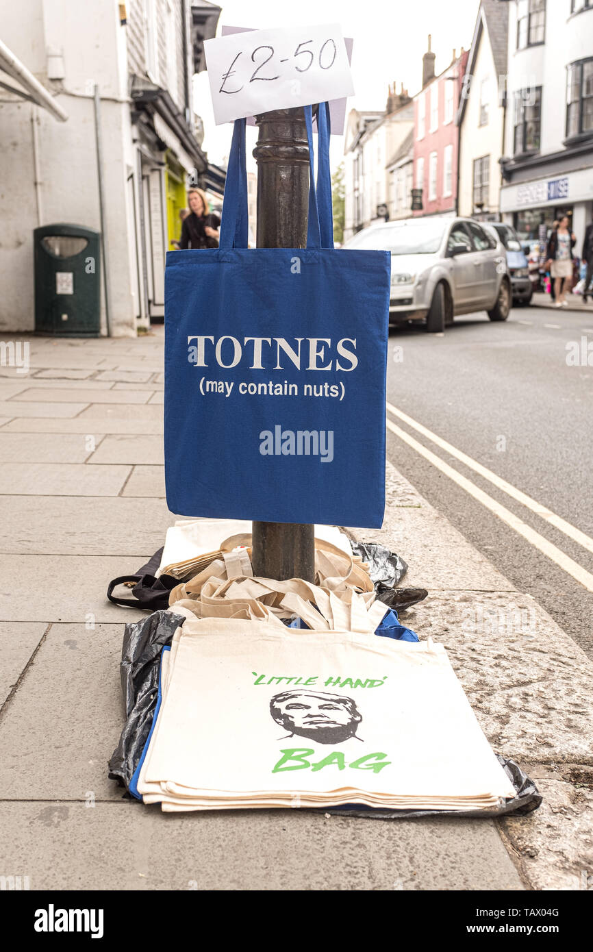 Totnes (peut contenir des noix) et Trump peu sac à main sacs shopping à vendre à Totnes, Devon, UK Banque D'Images