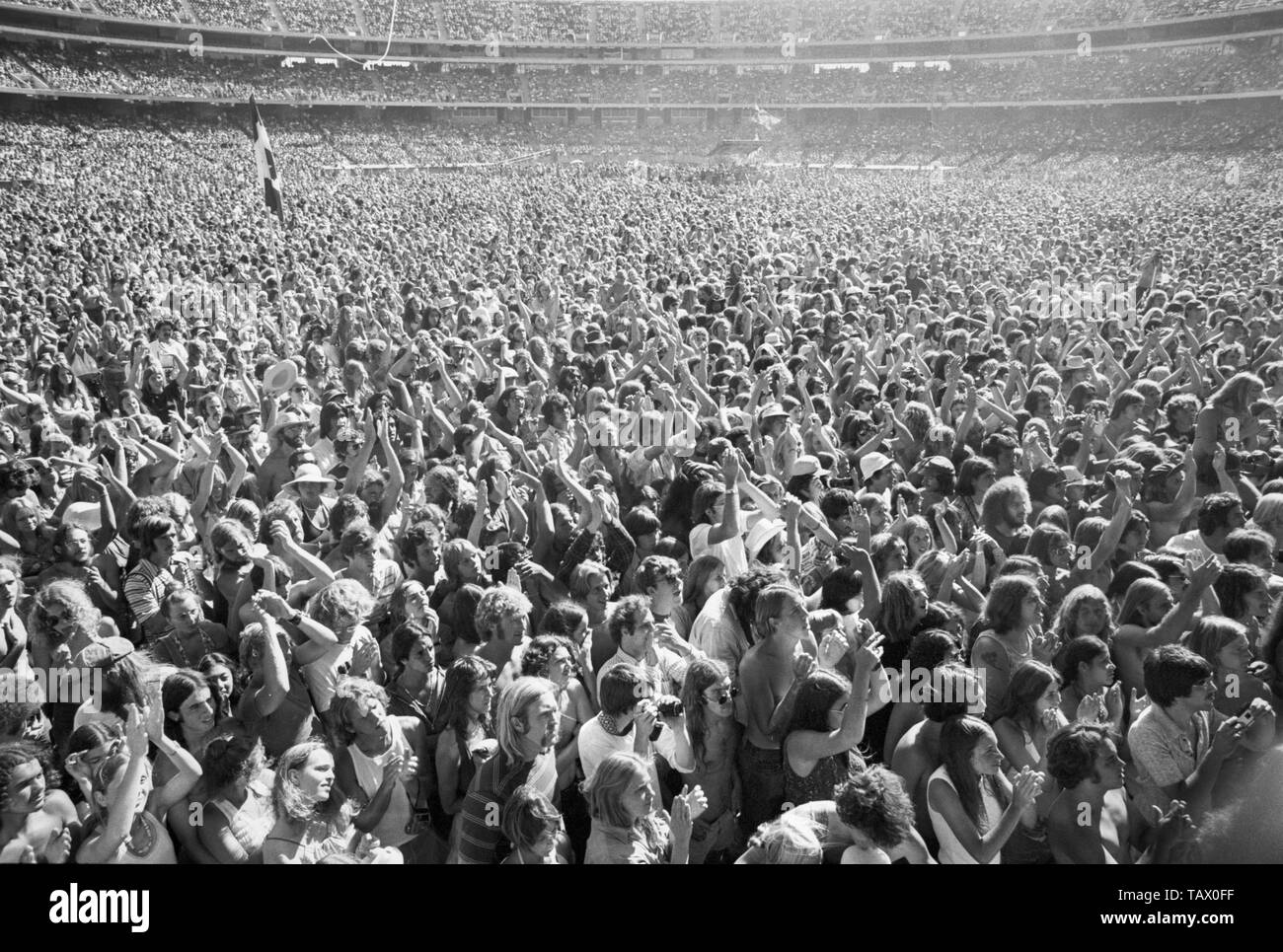 OAKLAND, USA - Le 14 juillet : Crosby, Stills, Nash & Young en concert au stade d'Oakland, Californie le 14 juillet 1974 lors de leur tournée américaine de 1974.(photo de Gijsbert Hanekroot) Banque D'Images