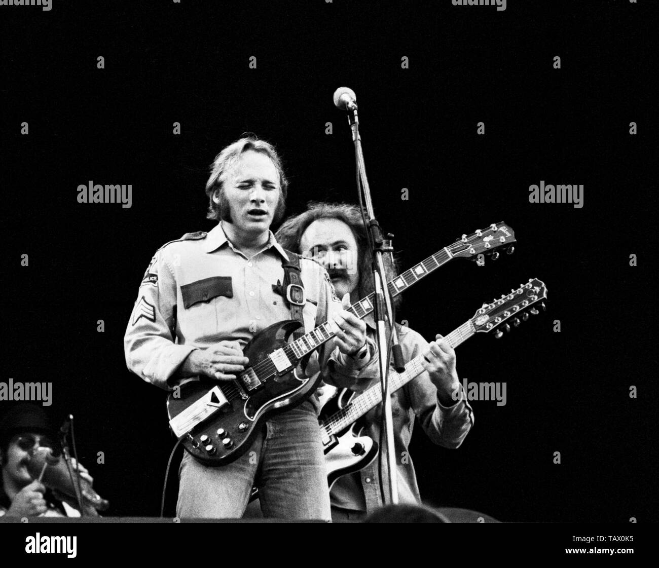 Londres - le 14 septembre : Crosby, Stills, Nash & Young en concert sur scène au stade de Wembley le 14 septembre 1974 Steven Stillsl L-R, David Crosby, (Photo de Gijsbert Hanekroot) Banque D'Images