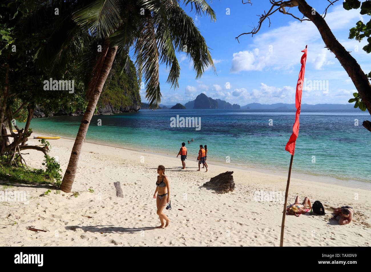 PALAWAN, PHILIPPINES - décembre 1, 2017 : personnes visitent la papaye Beach à Palawan, Philippines. 6 millions de touristes étrangers ont visité les Philippines en 2016. Banque D'Images
