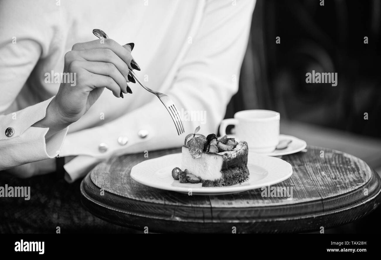 Concept De L Appetit Tasse De Cafe Gateau Dessert Main De Femme Et Avec La Fourchette De Pres Morceau De Gateau Avec Des Fruits Rouges Recette Gastronomique De La Nourriture Tranche De Gateau