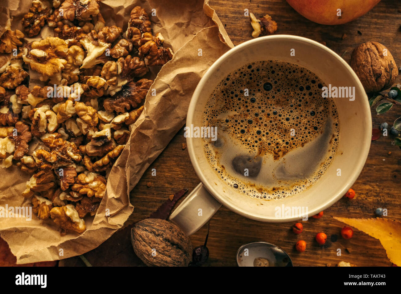Pommes et noix, café sur table - Vue de dessus de l'arrangement automne Banque D'Images