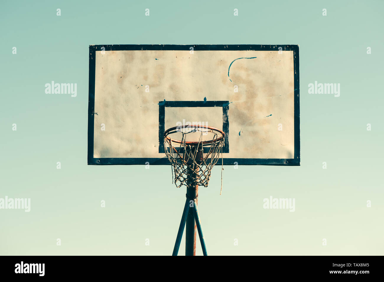 Ancien panier de basket-ball extérieur contre le ciel clair Banque D'Images