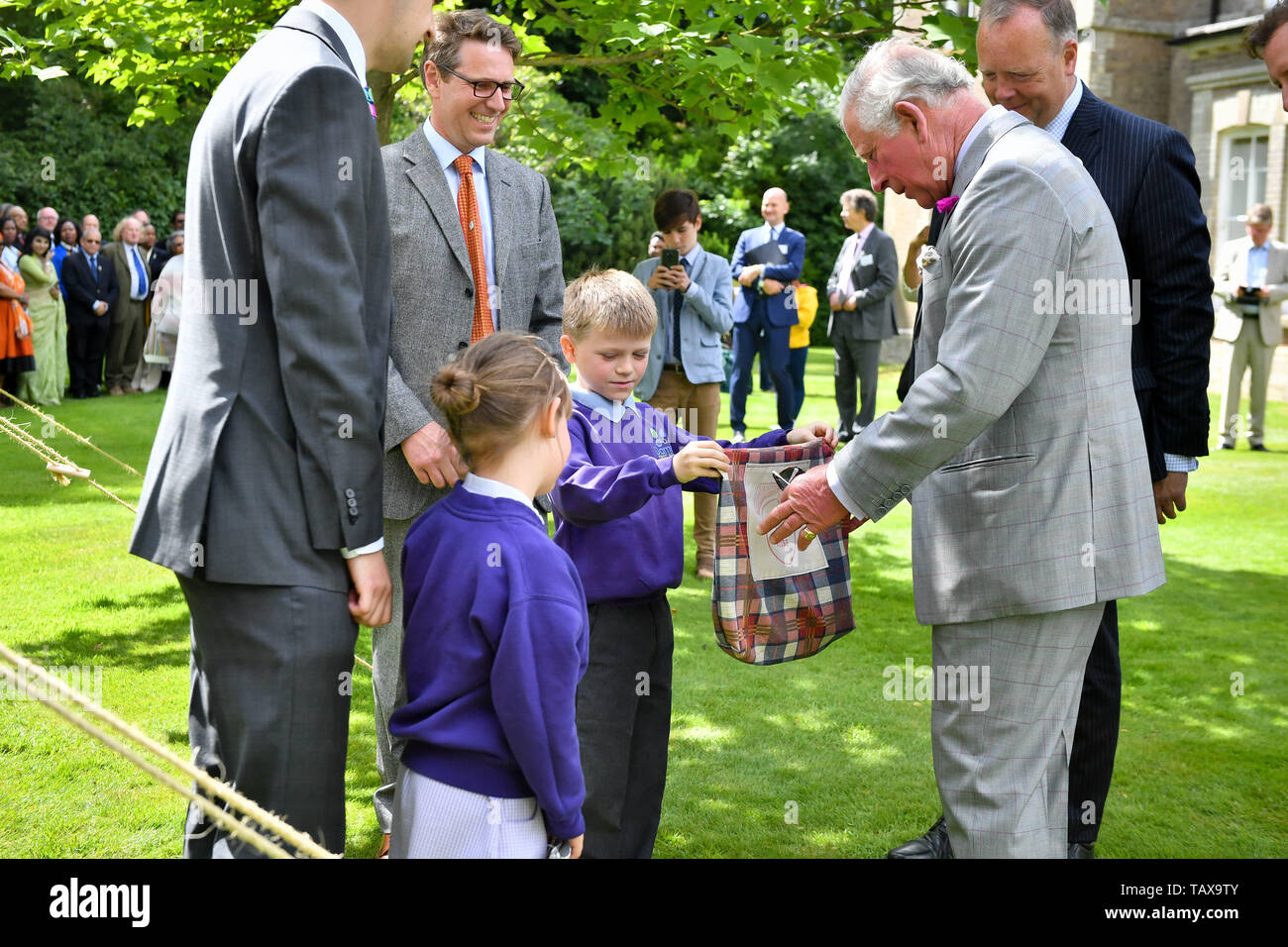 Le Prince de Galles reçoit un boomerang sac adapté par Austin Biddle, huit,  lors de sa visite au duché de Cornwall Bureau en 2004/2005 dans la région  de Dorchester, Dorset, pour voir