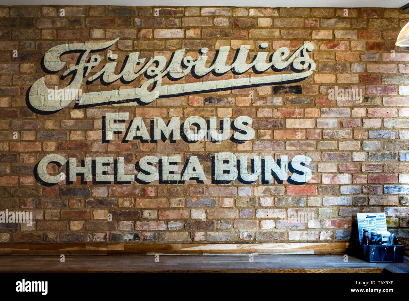 Fitzbillies Cambridge - affiche murale à l'Fitzbillies Cafe Cambridge - célèbre pour son Sticky Chelsea Buns Banque D'Images