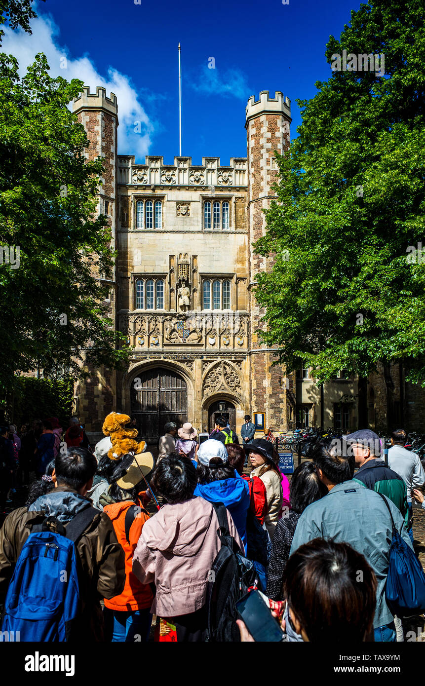 Les touristes chinois en face de la grande porte, le Trinity College de Cambridge University Banque D'Images